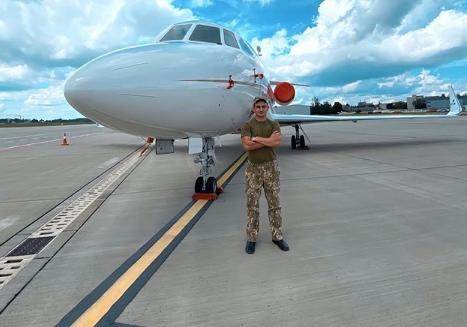 Кликав гуляти, та у мене все не було часу: подруга загиблого курсанта зворушила історією