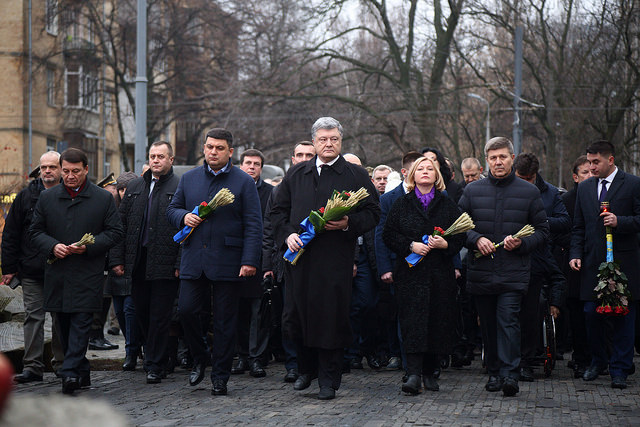 Геноцид украинской нации: в Киеве почтили память жертв Голодомора (фоторепортаж)