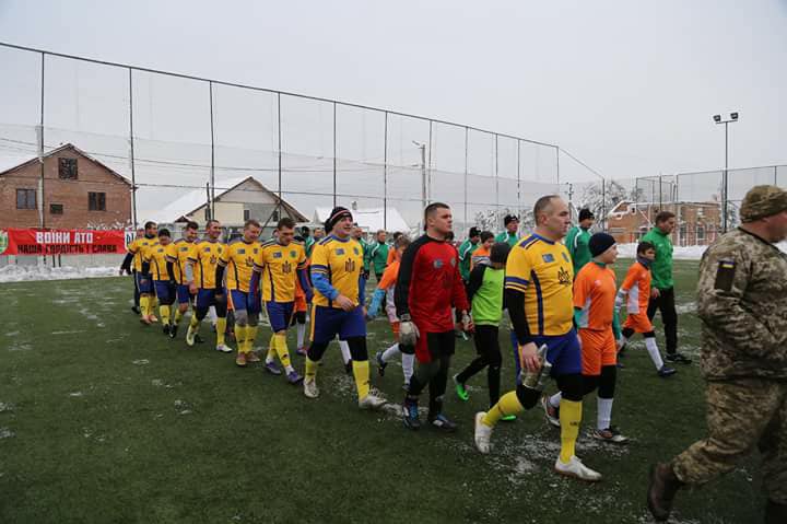 Во Львове ветераны "Карпат" сыграли матч с волонтерами и бойцами АТО (фото)