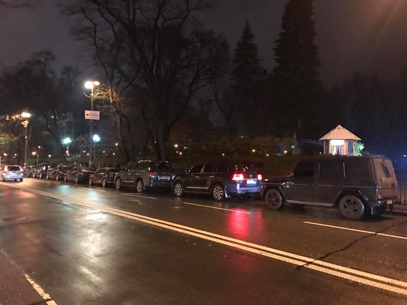 "Нищеброды": журналист показал, на чем депутаты приехали принимать бюджет (фото)