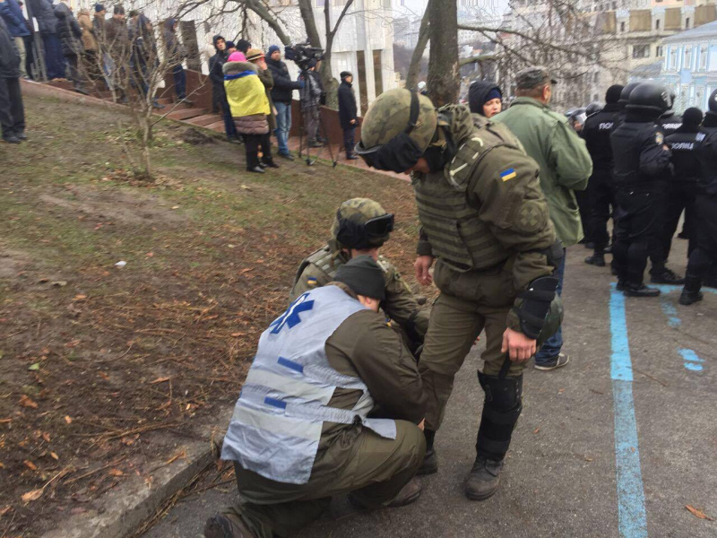 Горы мусора и поломанная брусчатка: в сети показали, что осталось в центре Киева после освобождения Саакашвили (фото)