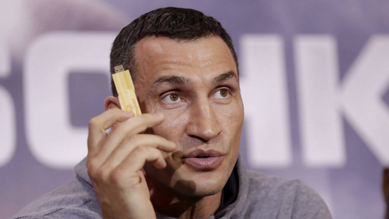 Владимир Кличко продал на аукционе свой халат с сюрпризом (фото)