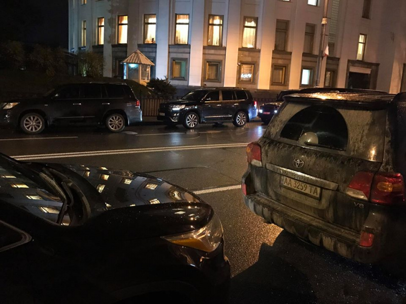 "Нищеброды": журналист показал, на чем депутаты приехали принимать бюджет (фото)