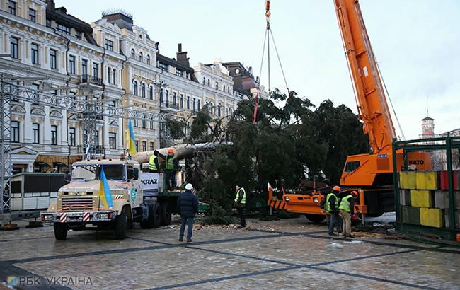В Киеве начали установку главной новогодней елки страны (фоторепортаж)