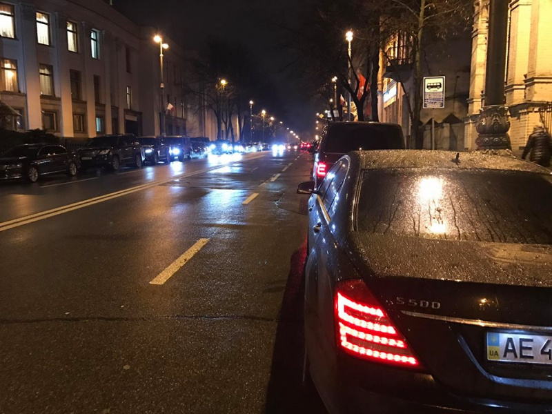 "Нищеброды": журналист показал, на чем депутаты приехали принимать бюджет (фото)