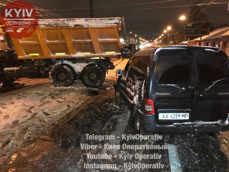 Пострадал ребенок: в Киеве снегоуборочная машина устроила ДТП (фото)