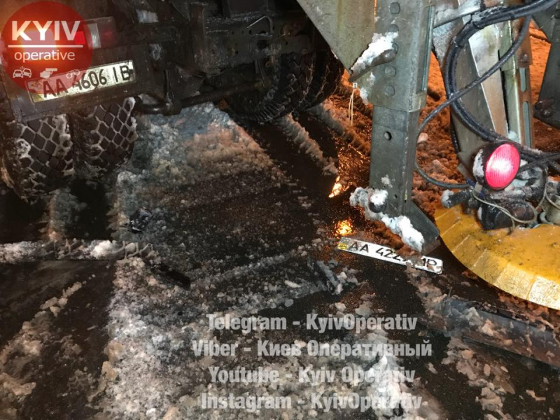 Пострадал ребенок: в Киеве снегоуборочная машина устроила ДТП (фото)