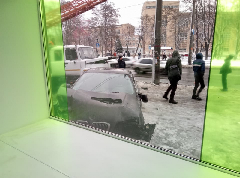 "Хотели без очереди": в Киеве возмутились водителем, который въехал в отделение банка (фото)