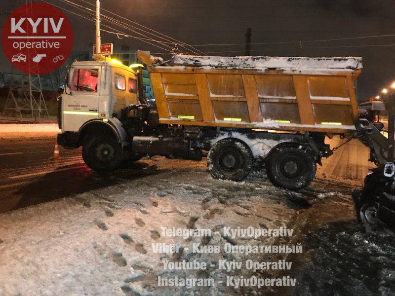 Пострадал ребенок: в Киеве снегоуборочная машина устроила ДТП (фото)