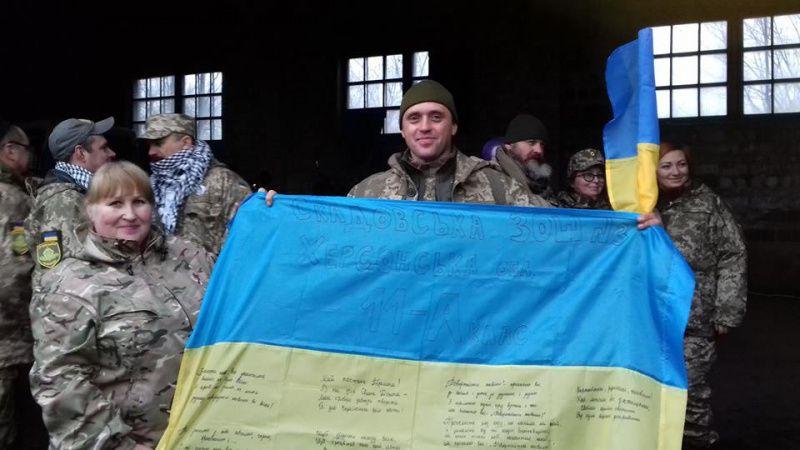 Бойцов в зоне АТО растрогал подарок из родной школы (фото)