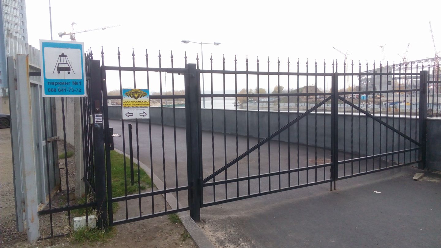 "Жлобство": в Киеве возле Днепра устроили "частную набережную"