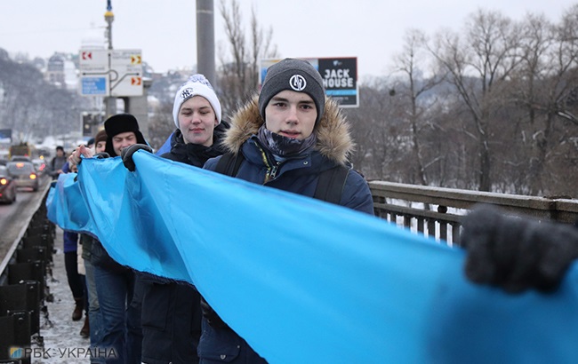 День Соборности: украинцы создали &quot;живую цепь&quot; и развернули национальный флаг (яркий фоторепортаж)
