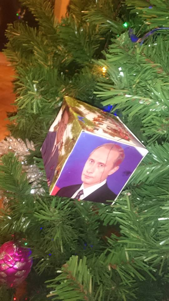 В качестве игрушки: в России новогоднюю елку украсили портретом Путина