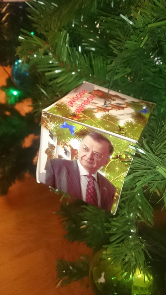 В качестве игрушки: в России новогоднюю елку украсили портретом Путина