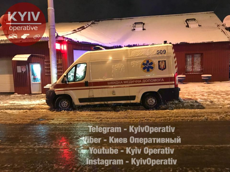 Пострадал ребенок: в Киеве снегоуборочная машина устроила ДТП (фото)