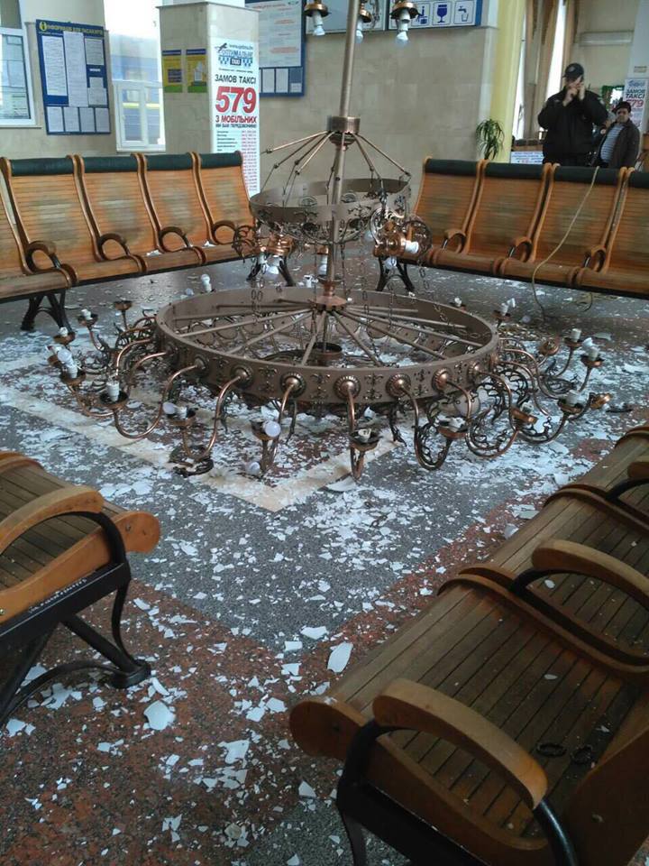 "Нужно ходить с каской на голове": на ж/д вокзале Херсона в зале ожидания упала люстра