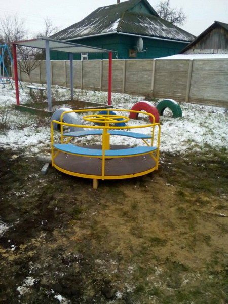 Влада Конотопа хвалиться "пекельним" дитячим майданчиком (фото)