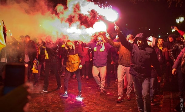 &quot;Памяти павших&quot;: футбольные ультрас вдохновили сборную Украины Маршем Единства