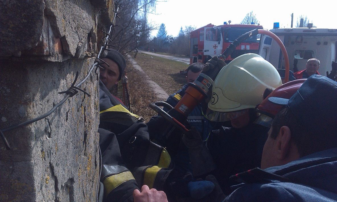 У Рівненській області дитина застрягла на паркані, проткнувши ногу арматурою (відео)