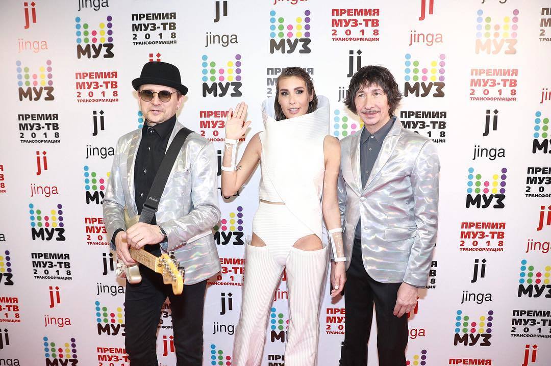 Трусы поверх брюк: российская певица удивила экстравагантным образом (фото)