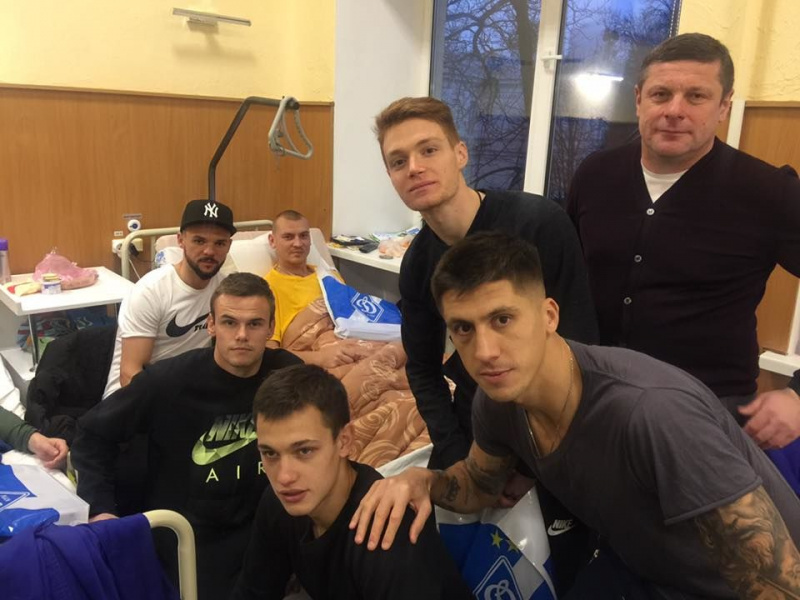 Игроки &quot;Динамо&quot; проведали в госпитале воинов АТО (фото)