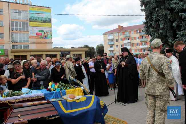 Без отца осталось двое детей: на Волыни провели в последний путь погибшего на Донбассе бойца (фото)