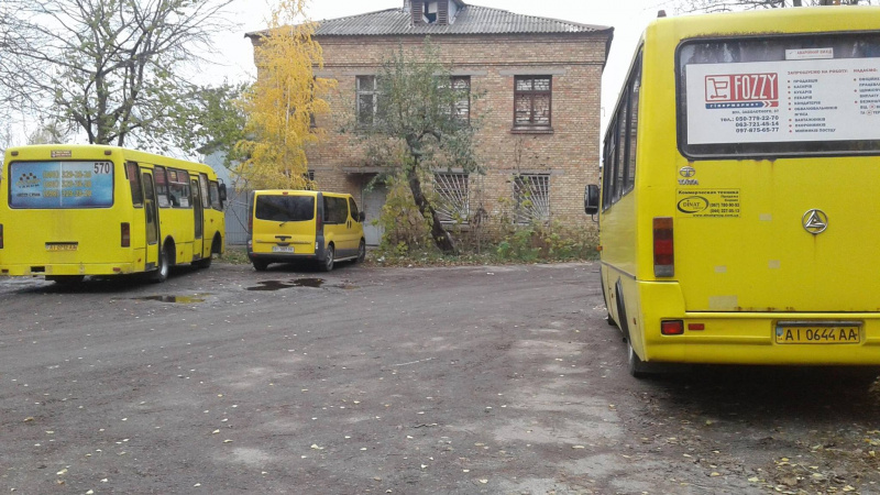 &quot;Думал, меня не удивить&quot;: в Киеве на территории школы устроили СТО для маршруток