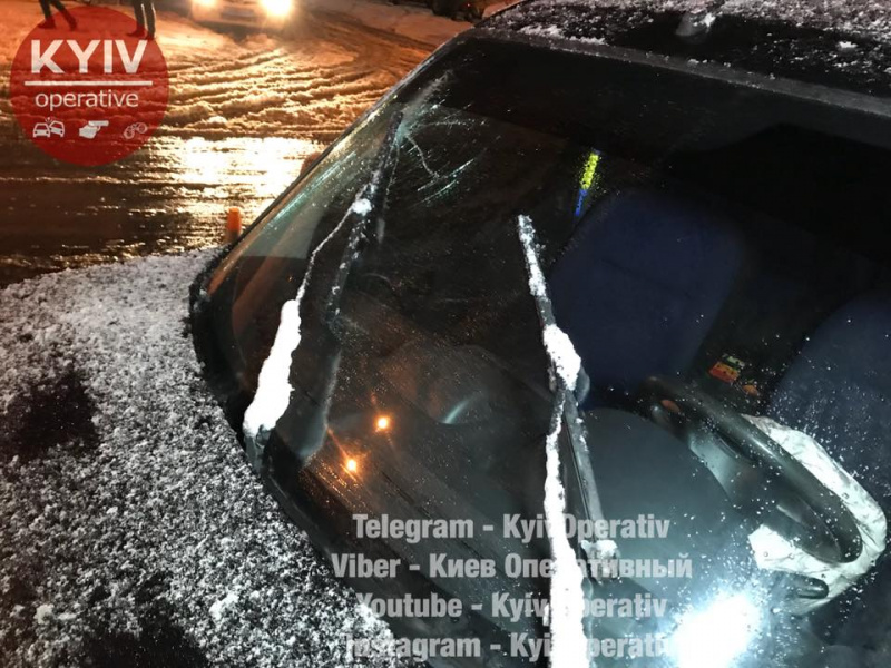 Пострадал ребенок: в Киеве снегоуборочная машина устроила ДТП (фото)