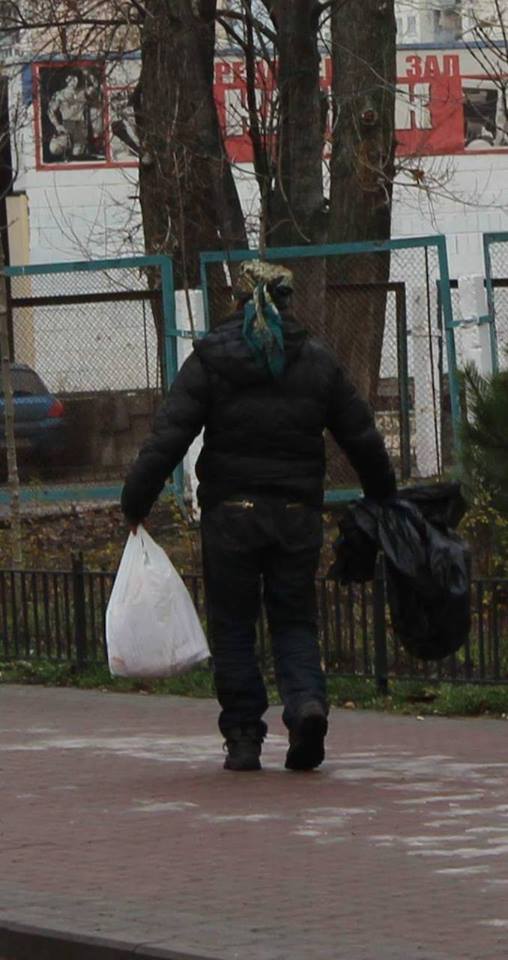 Бросается бутылками и нападает на детей: в Киеве неадекватная женщина держит в страхе весь район