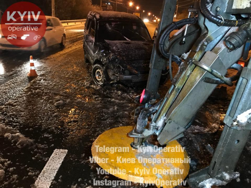 Пострадал ребенок: в Киеве снегоуборочная машина устроила ДТП (фото)