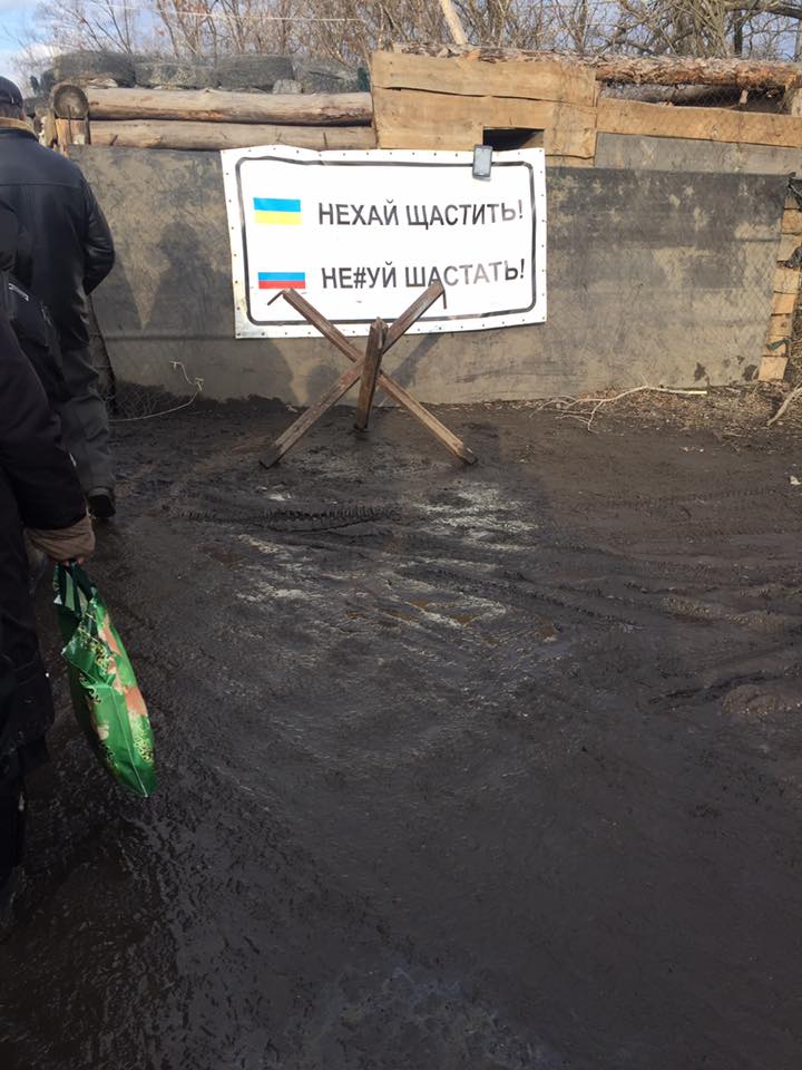 "Ограждение, убогость, заваленные мешками окна": в сети показали, как выглядит оккупированная Горловка