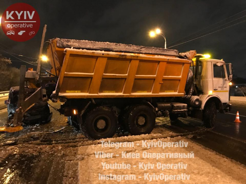 Пострадал ребенок: в Киеве снегоуборочная машина устроила ДТП (фото)