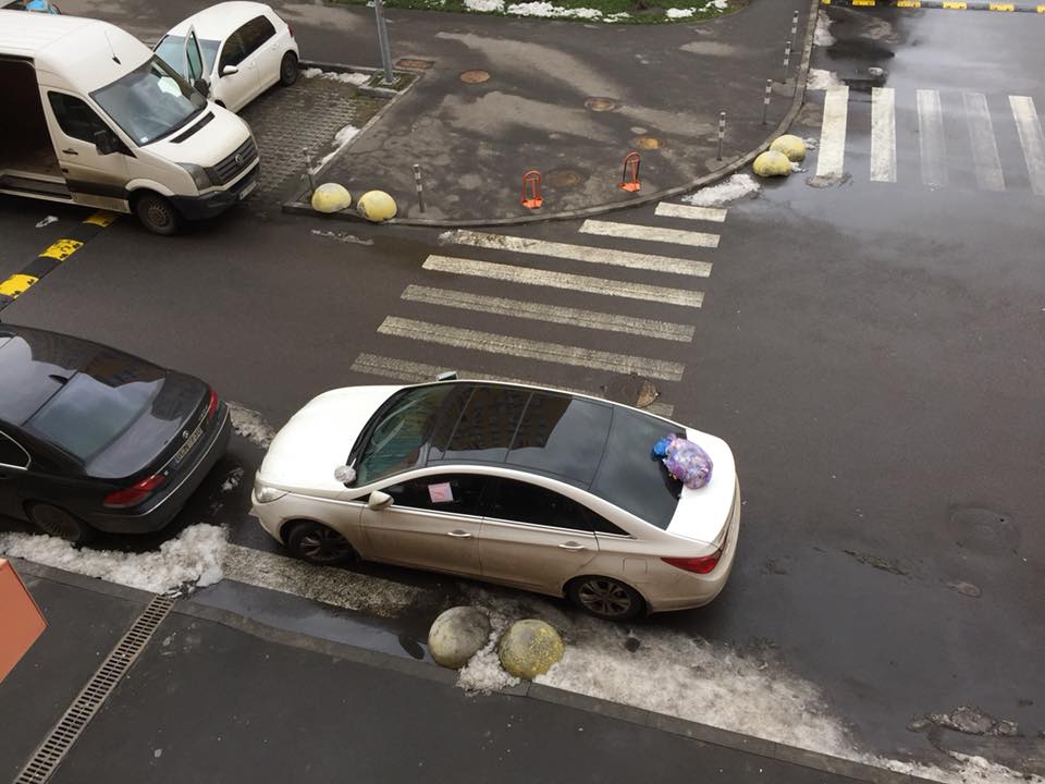 "Видно люди вежливые": в Киеве местные жители преподнесли "пахучий" сюрприз "герою парковки"