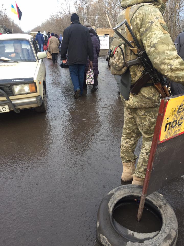 "Ограждение, убогость, заваленные мешками окна": в сети показали, как выглядит оккупированная Горловка