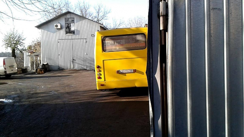 &quot;Думал, меня не удивить&quot;: в Киеве на территории школы устроили СТО для маршруток