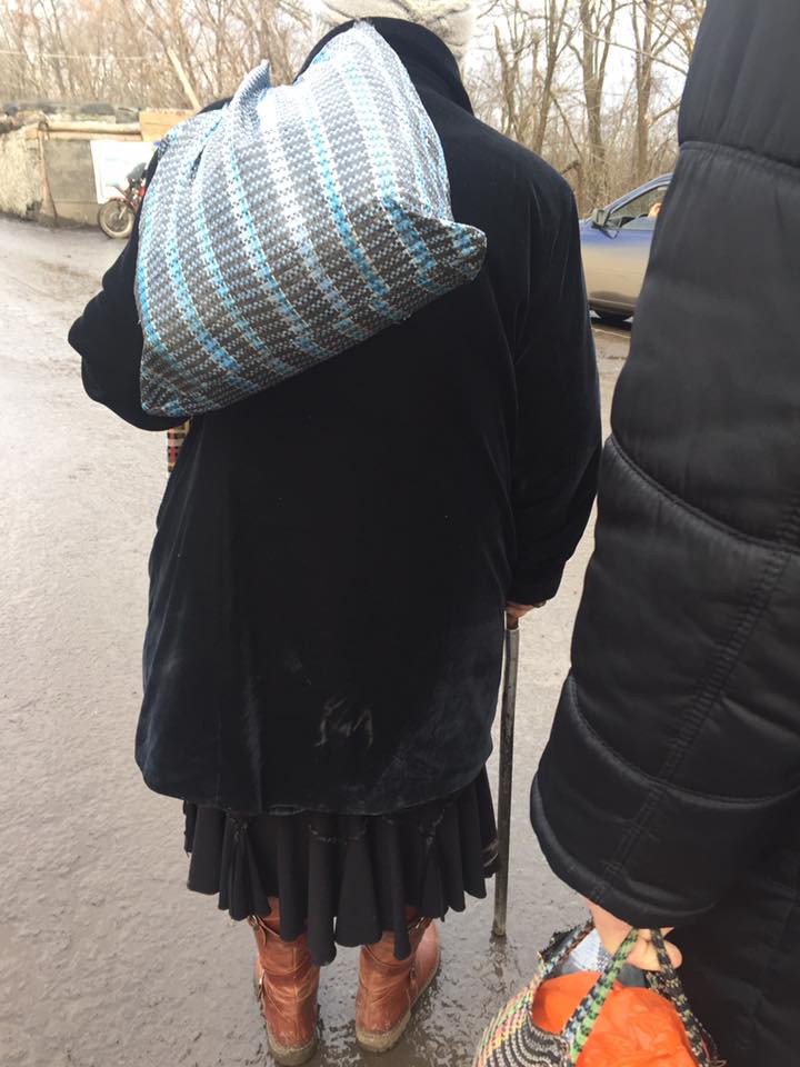 "Ограждение, убогость, заваленные мешками окна": в сети показали, как выглядит оккупированная Горловка