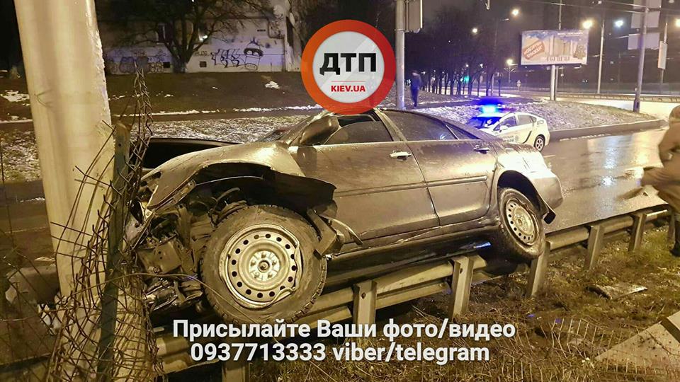 В Киеве водитель сбежал с места ДТП, бросив в авто раненого пассажира