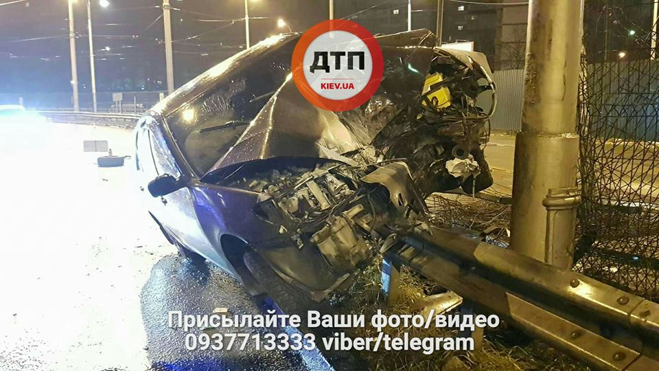 В Киеве водитель сбежал с места ДТП, бросив в авто раненого пассажира