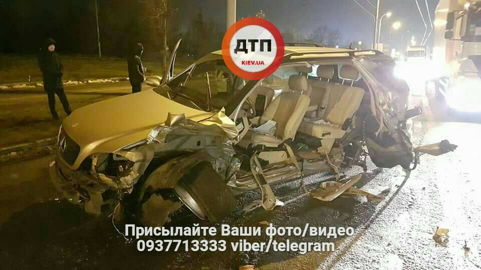 В Киеве во время оформления ДТП внедорожник протаранил эвакуатор