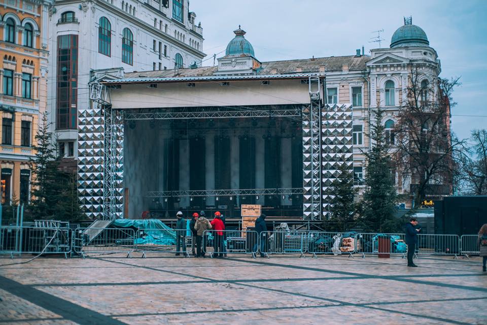 В Киеве новогоднюю елку нарядили первыми украшениями
