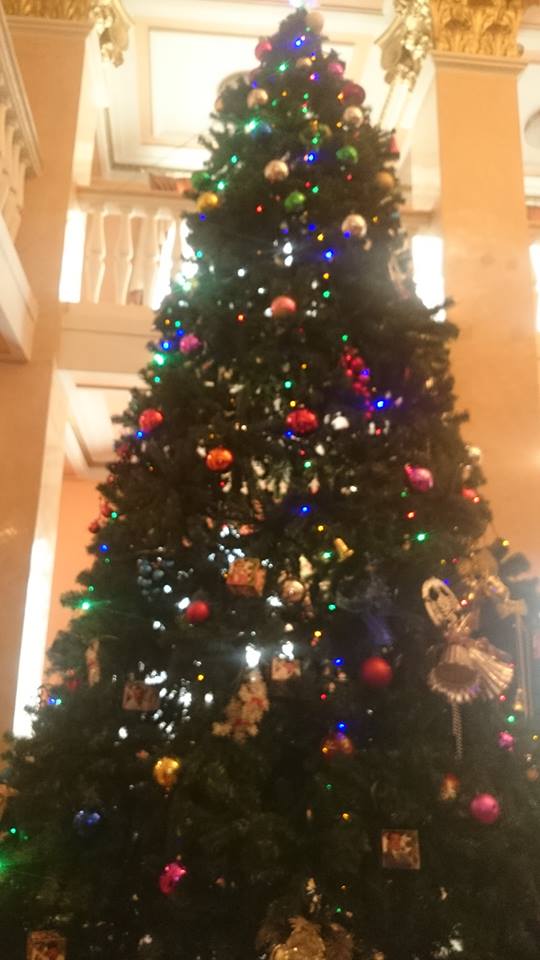 В качестве игрушки: в России новогоднюю елку украсили портретом Путина