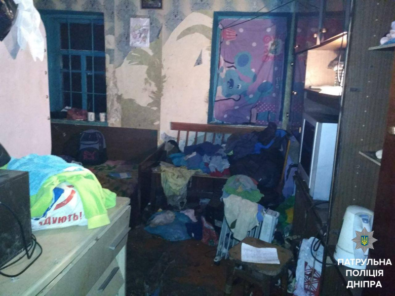 Полиция в шоке: в Днепре горе-мать держала в жутких условиях пятерых детей (фото)