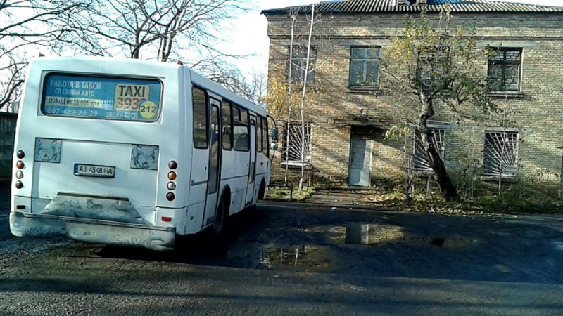 &quot;Думал, меня не удивить&quot;: в Киеве на территории школы устроили СТО для маршруток