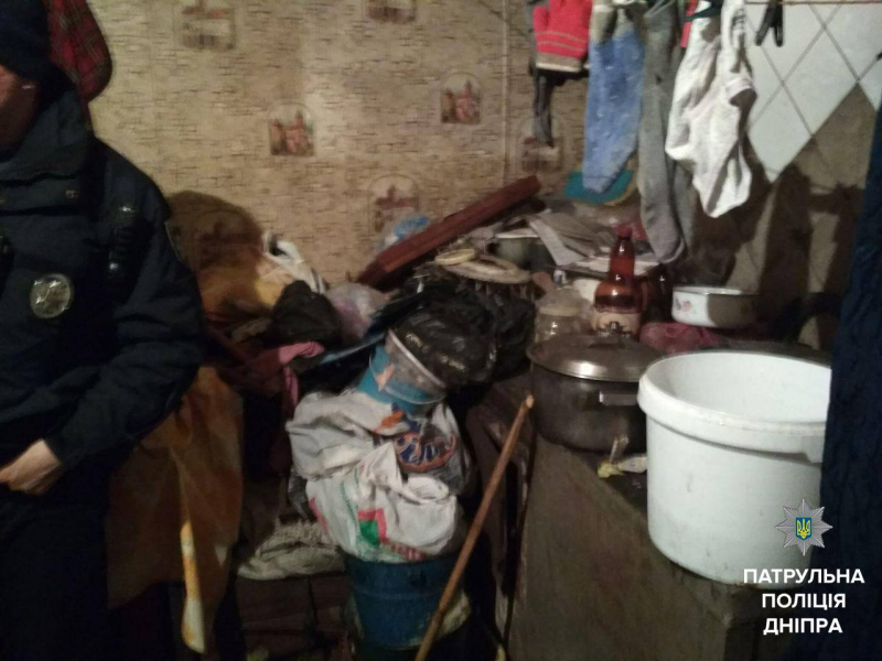 Полиция в шоке: в Днепре горе-мать держала в жутких условиях пятерых детей (фото)