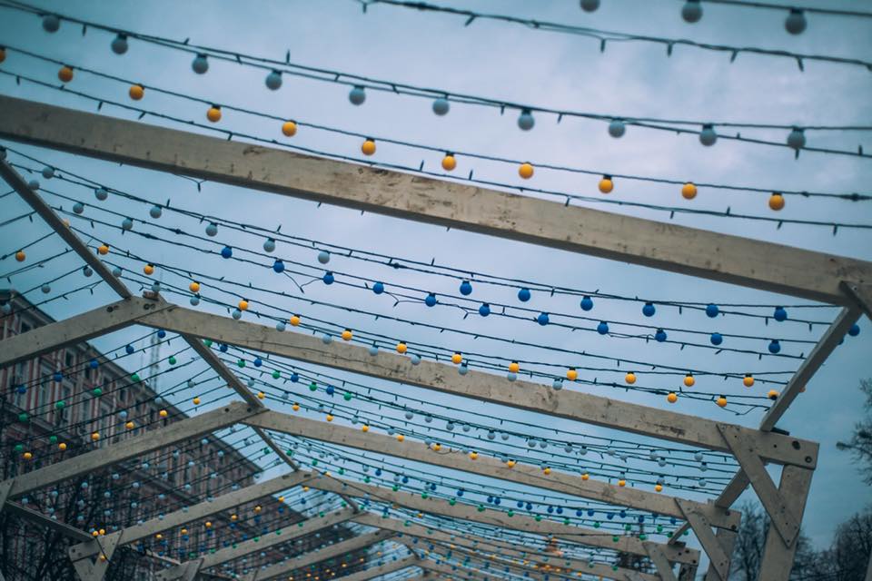 В Киеве новогоднюю елку нарядили первыми украшениями