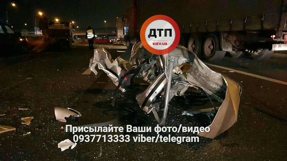 В Киеве во время оформления ДТП внедорожник протаранил эвакуатор