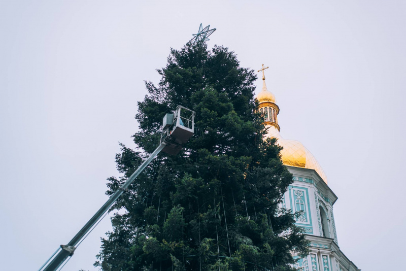 Осталось четыре дня: появились новые фото новогодних приготовлений в центре Киева