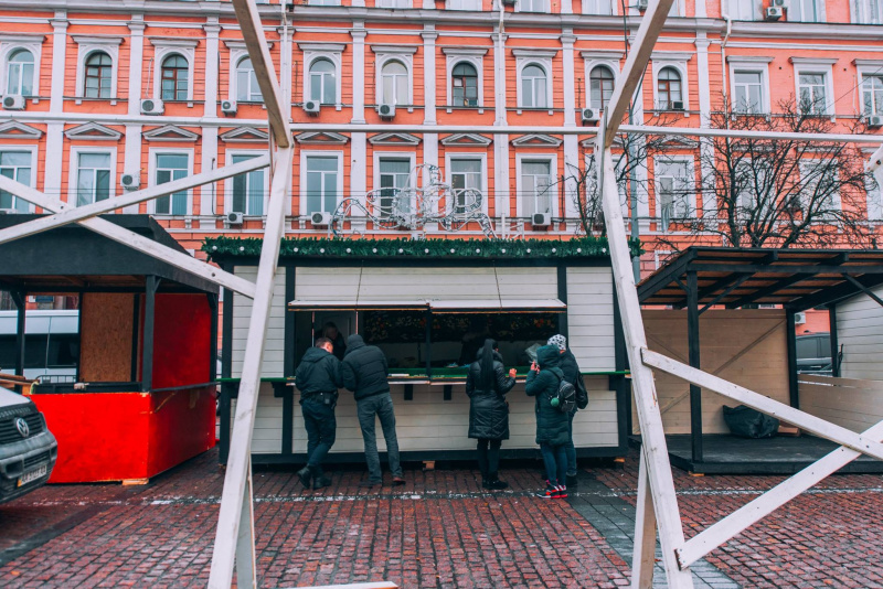 Осталось четыре дня: появились новые фото новогодних приготовлений в центре Киева