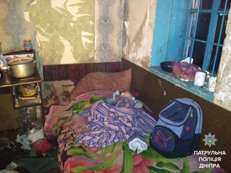 Полиция в шоке: в Днепре горе-мать держала в жутких условиях пятерых детей (фото)