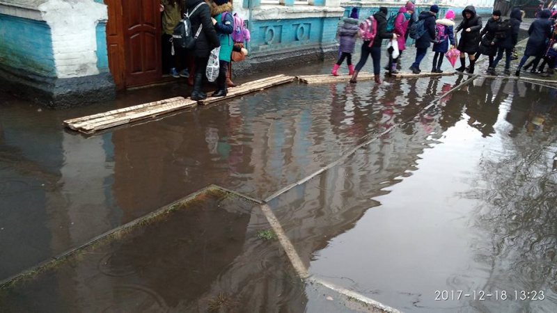 &quot;Позор&quot;: в Сумской области детям приходится &quot;заплывать&quot; в школу